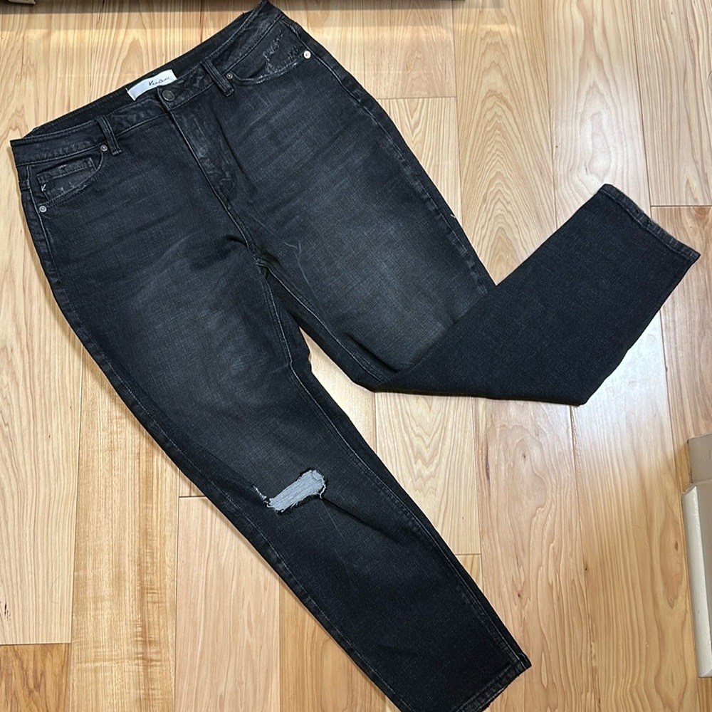 Kancan Milana Highrise mom jeans size 11/29. NWOT